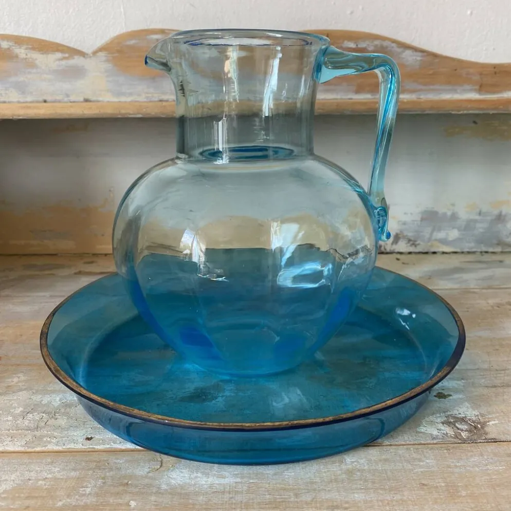 Pichet ancien en verre et plateau
