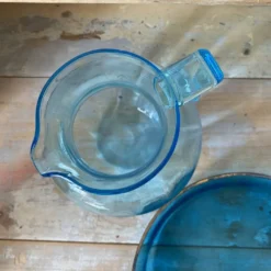 Pichet ancien en verre et plateau