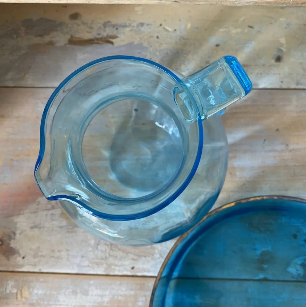 Pichet ancien en verre et plateau