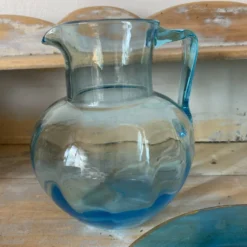 Pichet ancien en verre et plateau