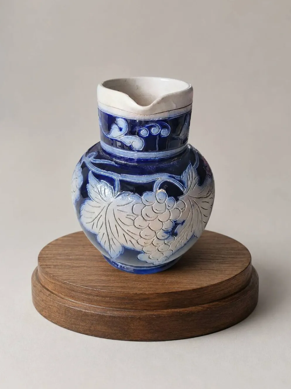 Pichet ancien Reinhold Merkelbach Grenzhausen – Grès bleu cobalt – Décor ra