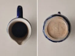 Pichet ancien Reinhold Merkelbach Grenzhausen – Grès bleu cobalt – Décor ra