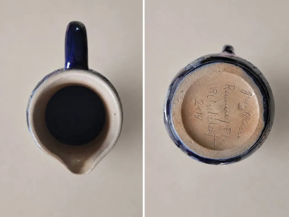 Pichet ancien Reinhold Merkelbach Grenzhausen – Grès bleu cobalt – Décor ra