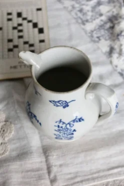 Pichet antique en terre d'acier Saint-Uze motif fleuri bleu cobalt