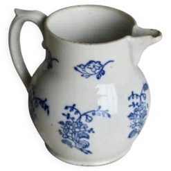 Pichet antique en terre d'acier Saint-Uze motif fleuri bleu cobalt