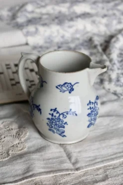 Pichet antique en terre d'acier Saint-Uze motif fleuri bleu cobalt