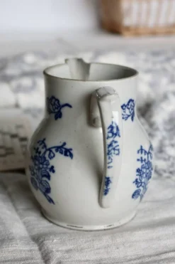 Pichet antique en terre d'acier Saint-Uze motif fleuri bleu cobalt