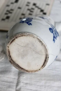 Pichet antique en terre d'acier Saint-Uze motif fleuri bleu cobalt