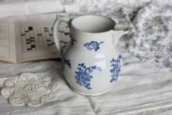 Pichet antique en terre d'acier Saint-Uze motif fleuri bleu cobalt