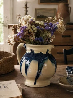 pichet artisanal en céramique émaillée à coulures bleu marine.