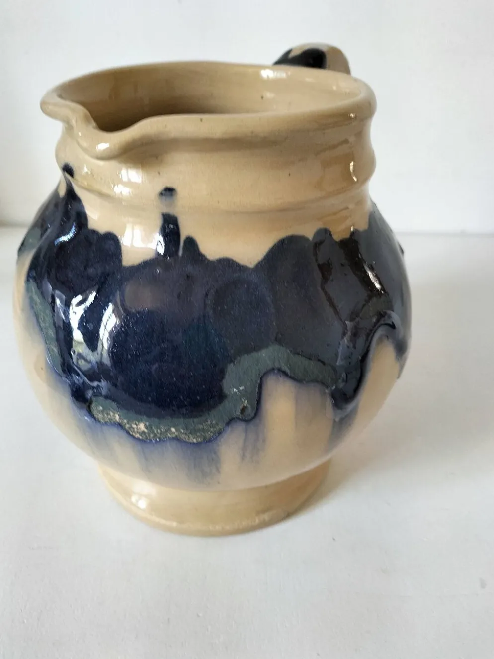 pichet artisanal en céramique émaillée à coulures bleu marine.