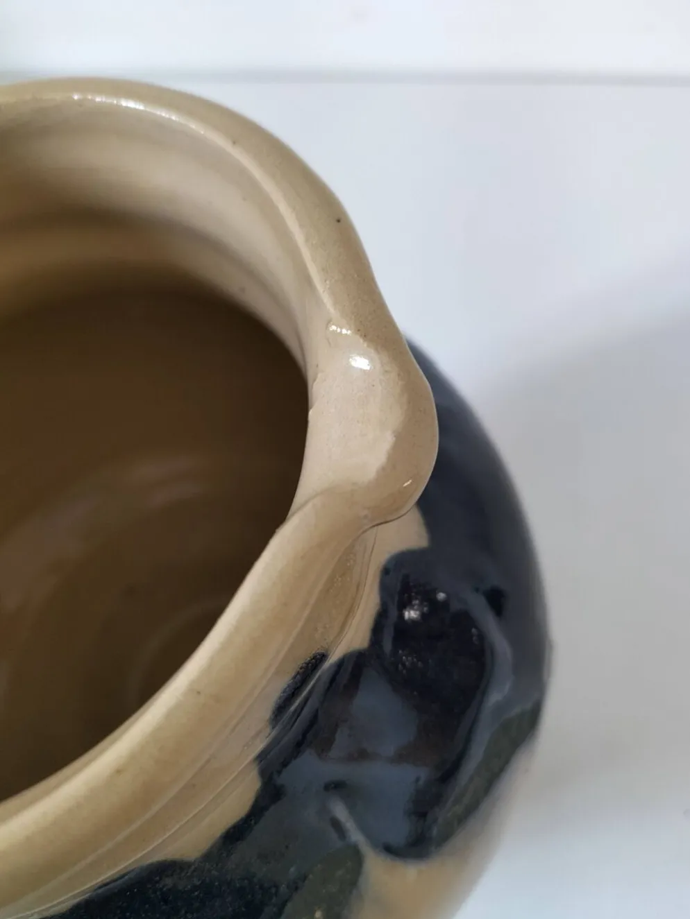 pichet artisanal en céramique émaillée à coulures bleu marine.