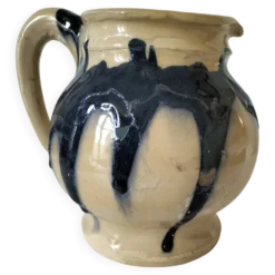 pichet artisanal en céramique émaillée à coulures bleu marine.