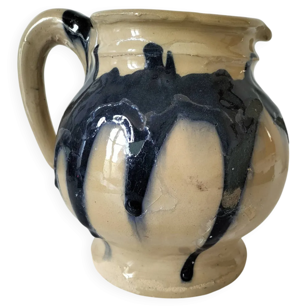 pichet artisanal en céramique émaillée à coulures bleu marine.