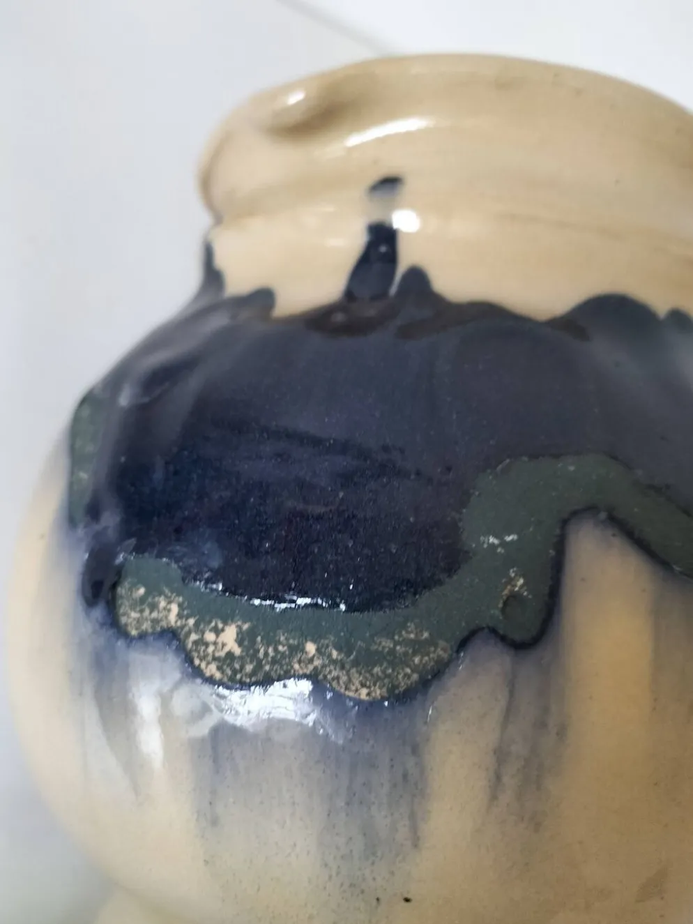 pichet artisanal en céramique émaillée à coulures bleu marine.