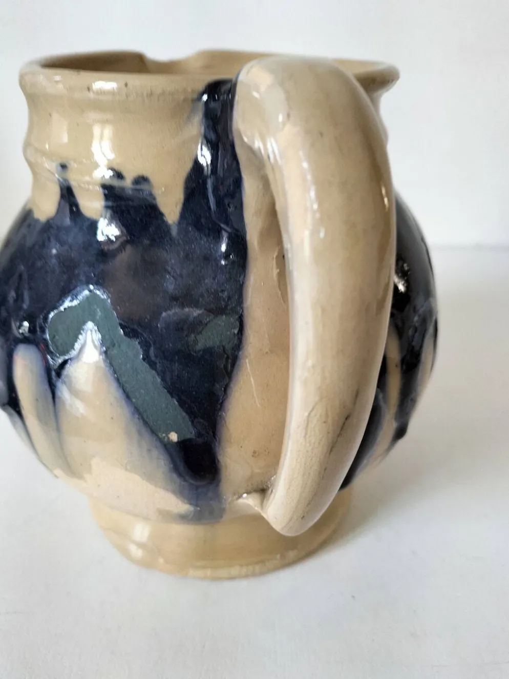 pichet artisanal en céramique émaillée à coulures bleu marine.
