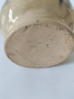 pichet artisanal en céramique émaillée à coulures bleu marine.