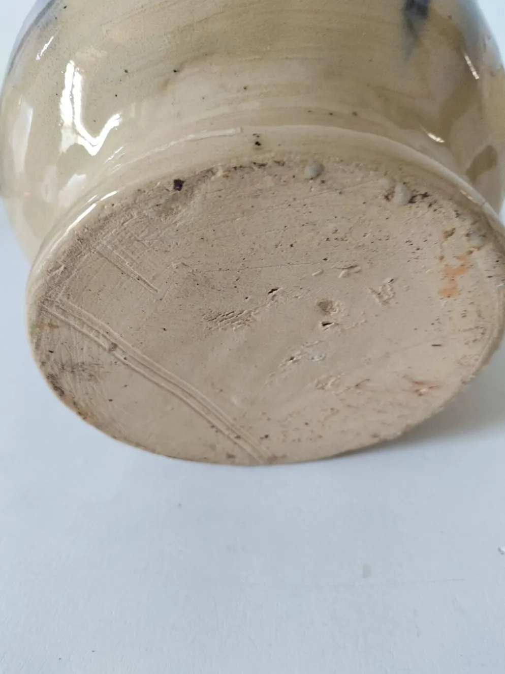 pichet artisanal en céramique émaillée à coulures bleu marine.