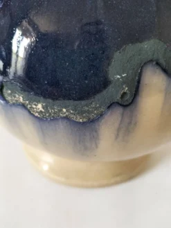 pichet artisanal en céramique émaillée à coulures bleu marine.