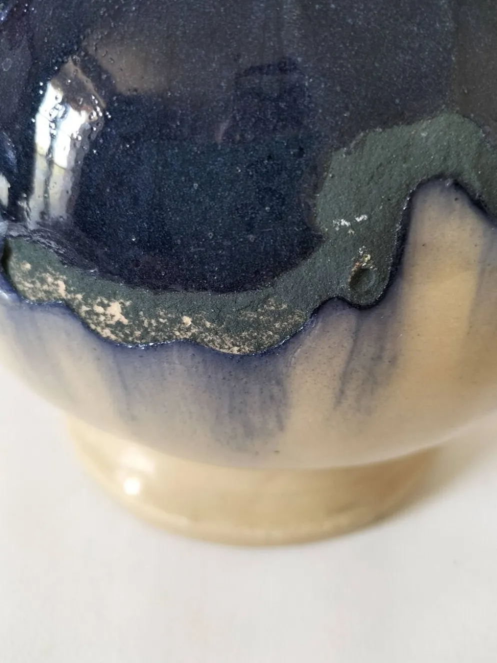 pichet artisanal en céramique émaillée à coulures bleu marine.
