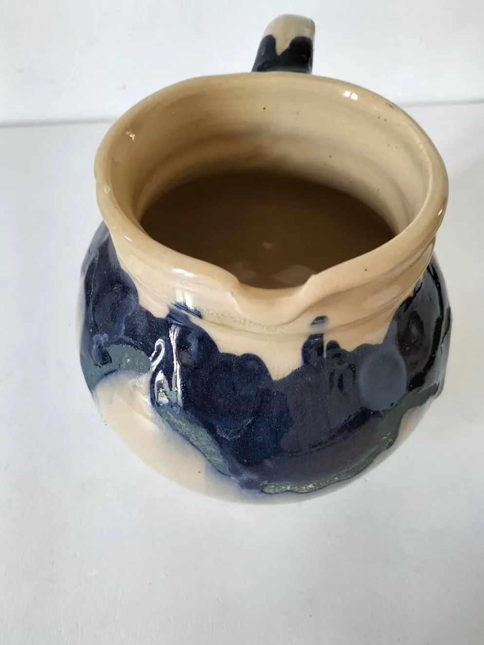 pichet artisanal en céramique émaillée à coulures bleu marine.