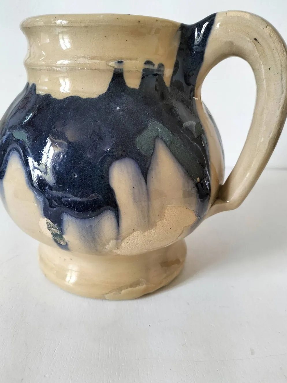 pichet artisanal en céramique émaillée à coulures bleu marine.