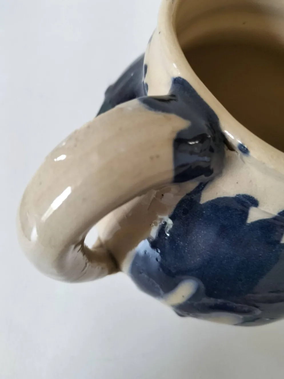 pichet artisanal en céramique émaillée à coulures bleu marine.