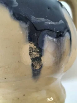 pichet artisanal en céramique émaillée à coulures bleu marine.