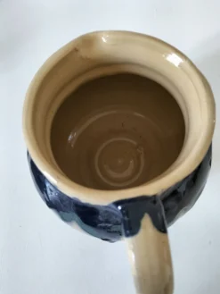 pichet artisanal en céramique émaillée à coulures bleu marine.