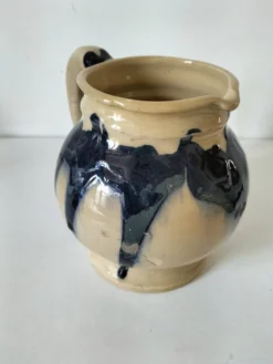 pichet artisanal en céramique émaillée à coulures bleu marine.