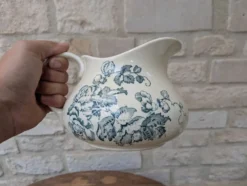 Pichet broc à eau en terre de fer à décor floral bleu