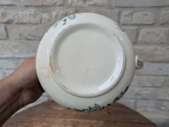 Pichet broc à eau en terre de fer à décor floral bleu