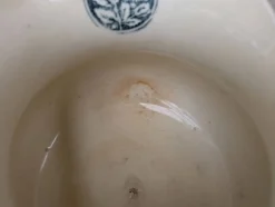 Pichet broc à eau en terre de fer à décor floral bleu