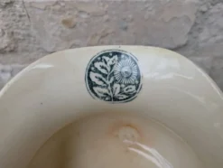 Pichet broc à eau en terre de fer à décor floral bleu