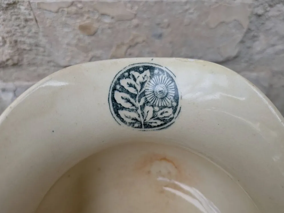 Pichet broc à eau en terre de fer à décor floral bleu