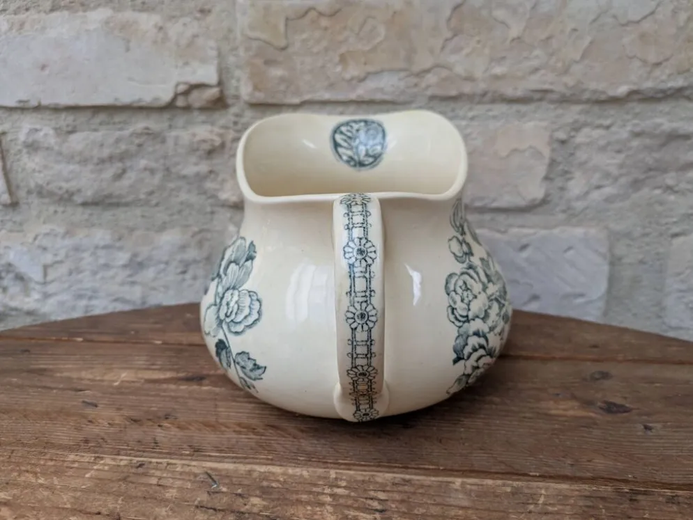 Pichet broc à eau en terre de fer à décor floral bleu
