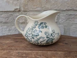 Pichet broc à eau en terre de fer à décor floral bleu