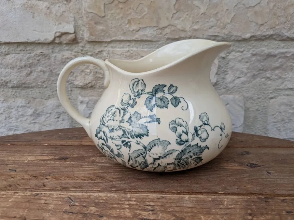 Pichet broc à eau en terre de fer à décor floral bleu