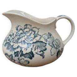 Pichet broc à eau en terre de fer à décor floral bleu