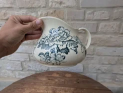 Pichet broc à eau en terre de fer à décor floral bleu