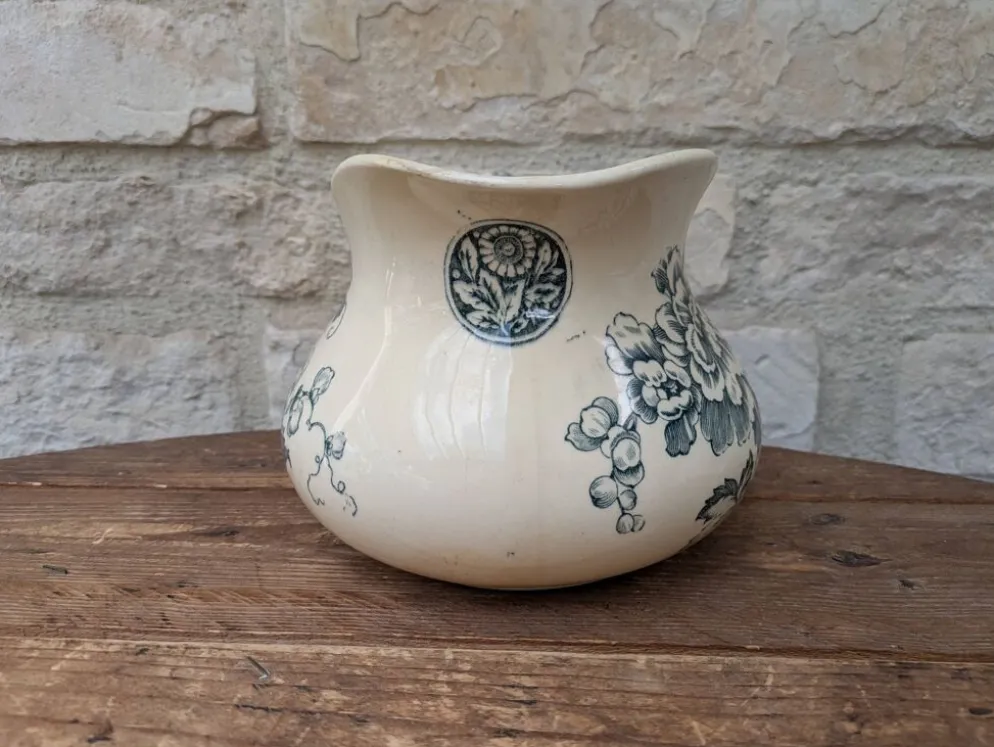 Pichet broc à eau en terre de fer à décor floral bleu