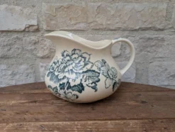 Pichet broc à eau en terre de fer à décor floral bleu