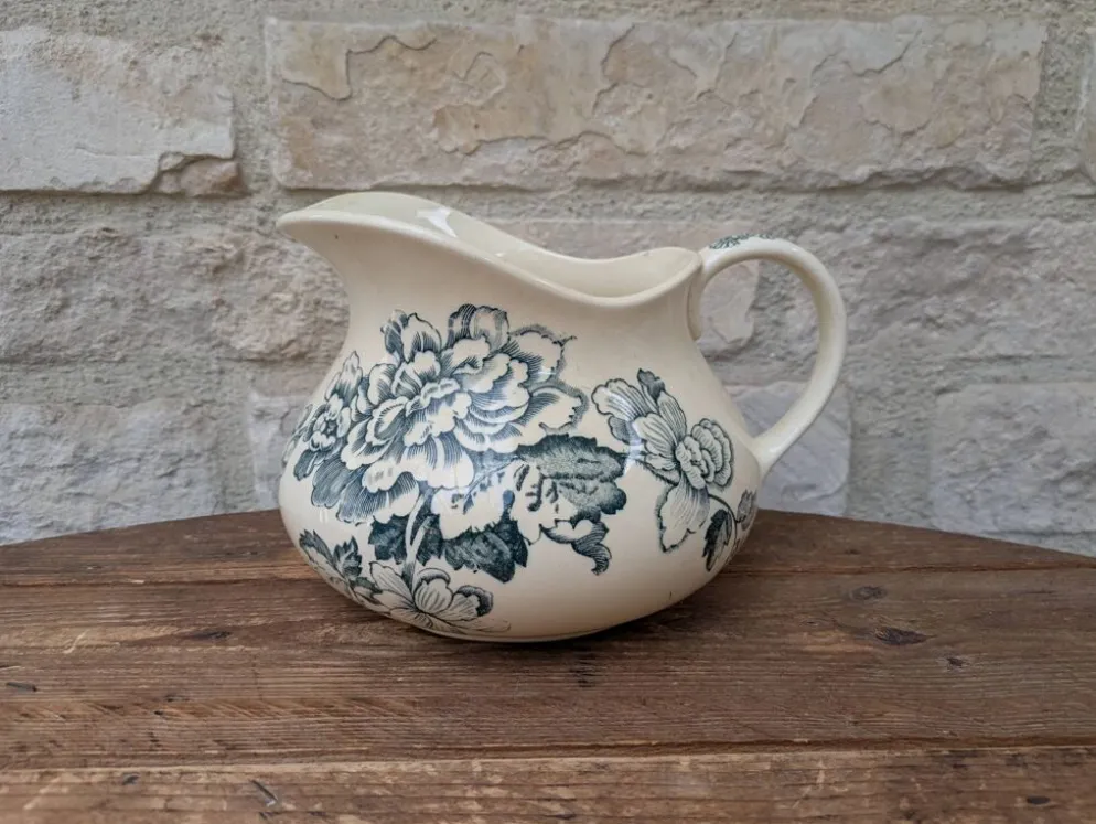Pichet broc à eau en terre de fer à décor floral bleu