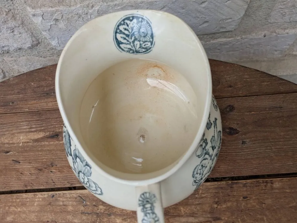Pichet broc à eau en terre de fer à décor floral bleu