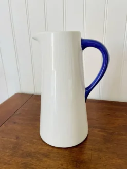 Pichet carafe en céramique blanc et bleu