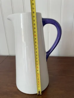 Pichet carafe en céramique blanc et bleu