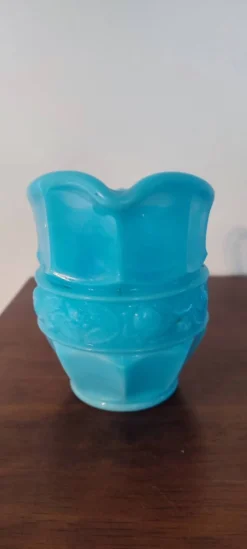 Pichet , crémier en opaline vintage