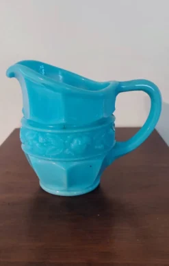 Pichet , crémier en opaline vintage