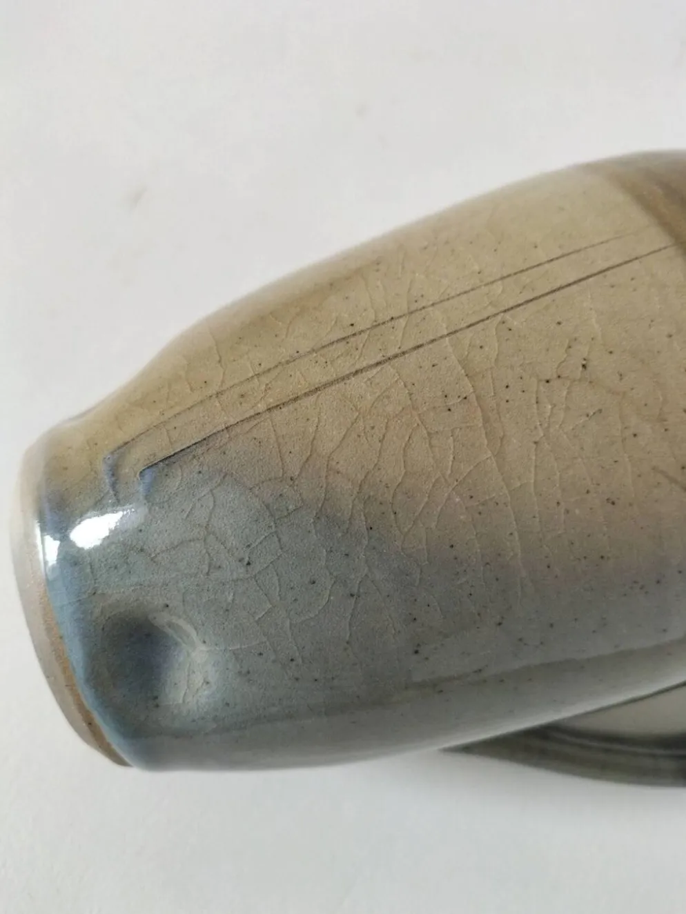 Pichet de céramiste en grès émaillé bleu-gris – signé