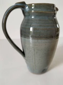Pichet de céramiste en grès émaillé bleu-gris – signé